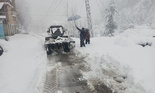 Heavy Snowfall in KP and Northern Pakistan Triggers Rescue Operations and Road Disruptions